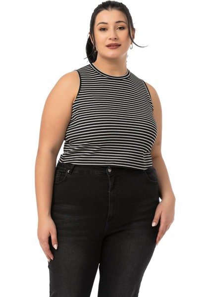 Büyük Beden Ince Çizgili Kısa Siyah Body
