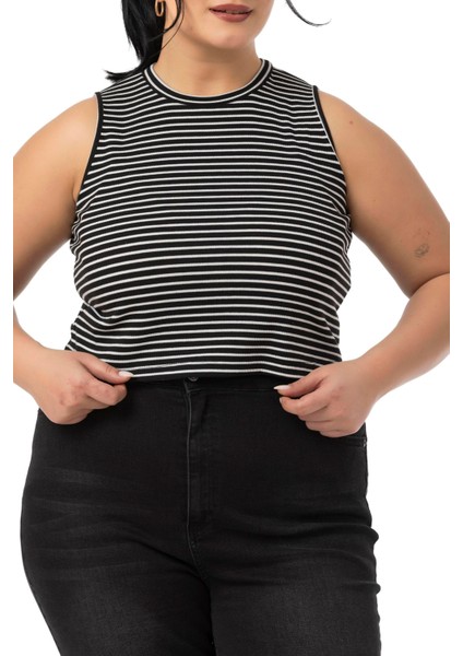 Büyük Beden Ince Çizgili Kısa Siyah Body