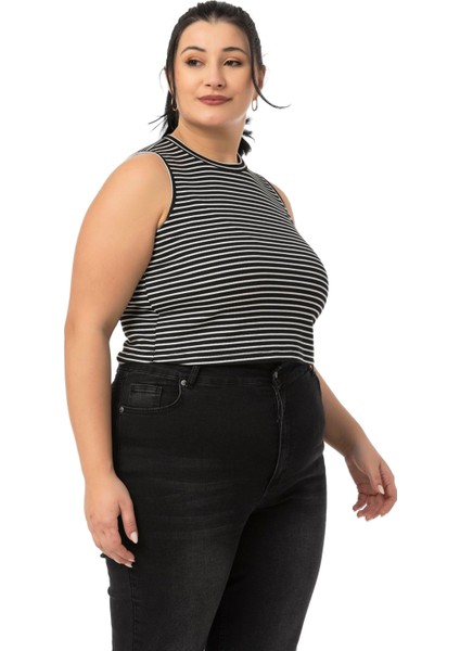 Büyük Beden Ince Çizgili Kısa Siyah Body