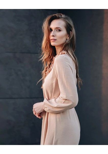 Kadın Bej Önü Düğmeli Kuşaklı Yakası Fırfırlı Jessica Ayrobin Elbise Şık