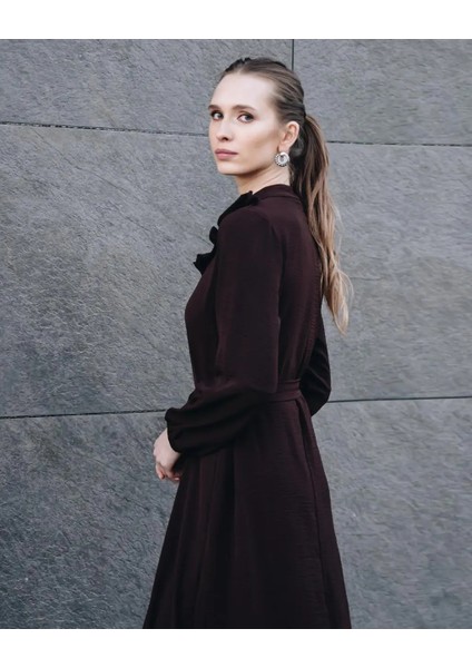 Kadın Kahverengi Önü Düğmeli Kuşaklı Yakası Fırfırlı Jessica Ayrobin Elbise Şık