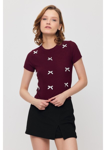 2202 Kurdele Detay Kısa Kol Tişört Bordo modelleri