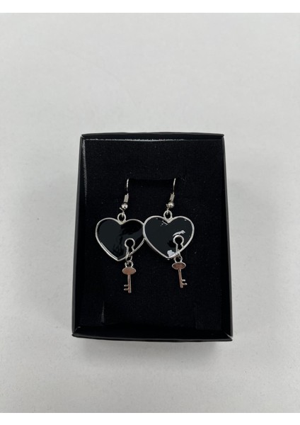 Siyah Kalp Sallanan Anahtar Küpe
