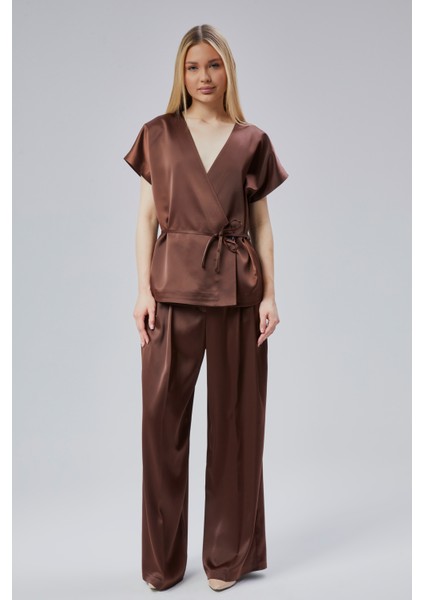 Kadın V Yaka Saten Kemerli Bluz ve Pantolon Takım