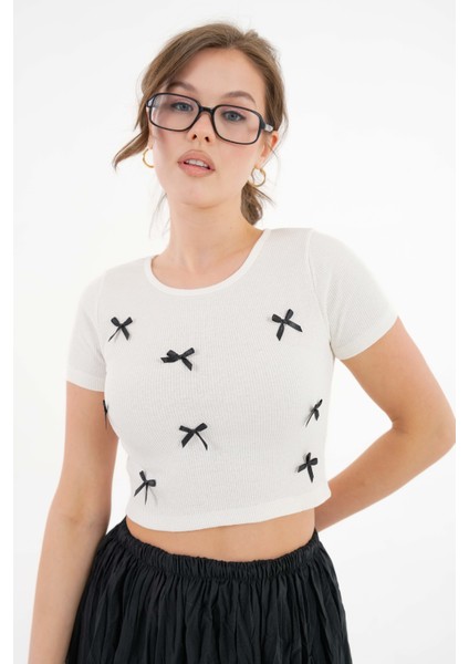 Beyaz Fiyonk Detaylı Bisiklet Yaka Fitilli Örme Crop Bluz