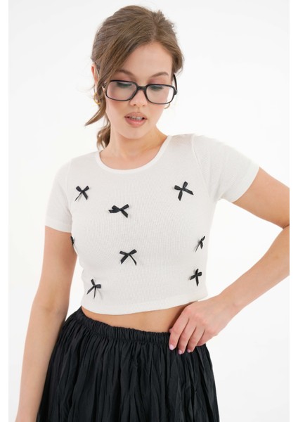 Beyaz Fiyonk Detaylı Bisiklet Yaka Fitilli Örme Crop Bluz fırsatları