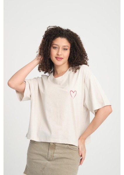 %100 Pamuk Bisiklet Yaka Kısa Kollu T-Shirt - Şık Kalp Detayı