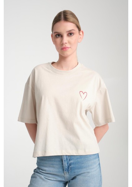 %100 Pamuk Bisiklet Yaka Kısa Kollu T-Shirt - Şık Kalp Detayı fırsatları