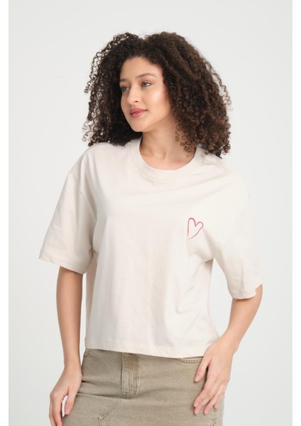 %100 Pamuk Bisiklet Yaka Kısa Kollu T-Shirt - Şık Kalp Detayı indirimleri