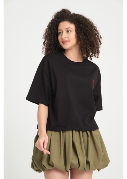 %100 Pamuk Bisiklet Yaka Kısa Kollu T-Shirt - Şık Kalp Detayı fırsatları