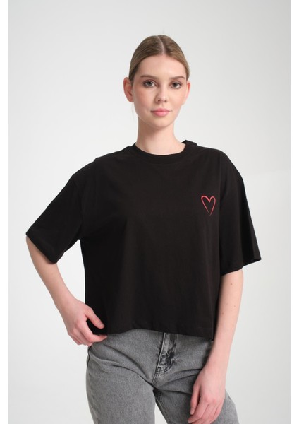 %100 Pamuk Bisiklet Yaka Kısa Kollu T-Shirt - Şık Kalp Detayı indirimleri