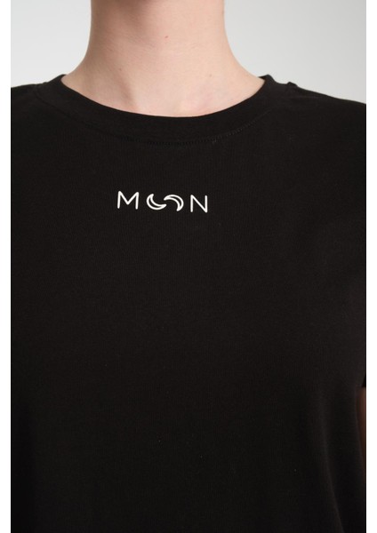 %100 Pamuk Rahat Kesim Bisiklet Yaka T-Shirt - Şık Moon Detayı fiyatları
