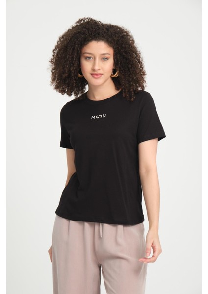 %100 Pamuk Rahat Kesim Bisiklet Yaka T-Shirt - Şık Moon Detayı indirimleri