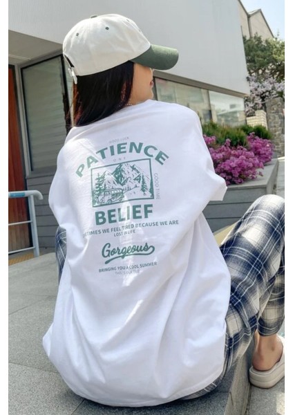Kadın Beyaz Sırt Baskılı Oversize T-Shirt