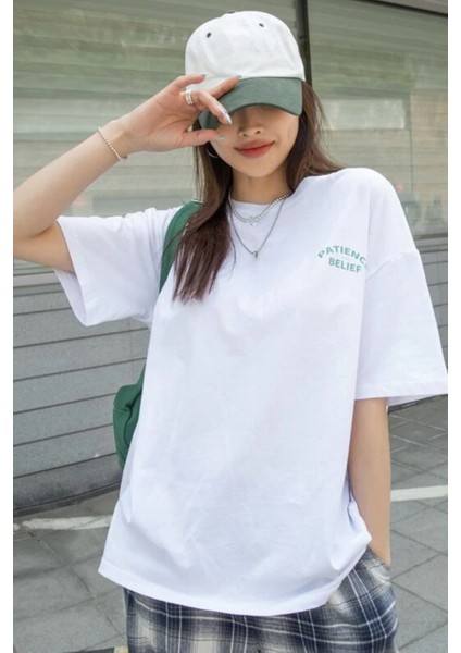 Kadın Beyaz Sırt Baskılı Oversize T-Shirt fiyatları