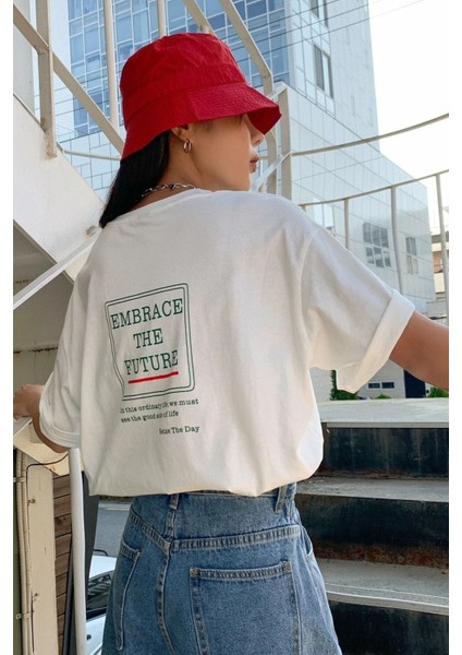Kadın Beyaz Embrace Sırt Baskılı Oversize T-Shirt