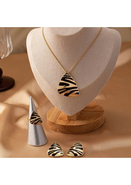 Gold Siyah Detaylı Üçgen Kesim Zebra Desenli Kolye Küpe Yüzük Set Şık Kadın Takı Seti