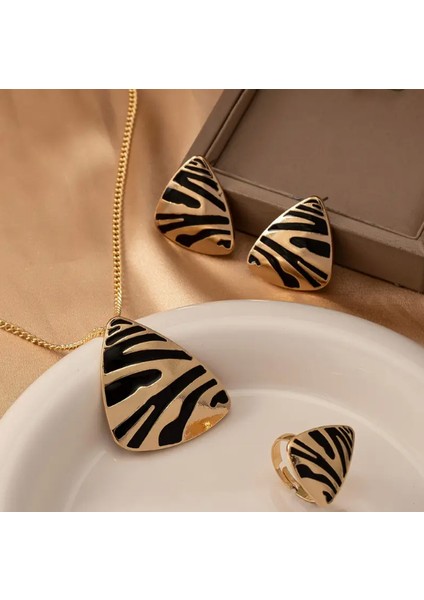 Gold Siyah Detaylı Üçgen Kesim Zebra Desenli Kolye Küpe Yüzük Set Şık Kadın Takı Seti