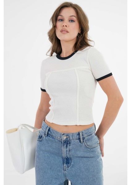 Beyaz Yaka ve Kol Garni Detaylı Biyeli Fitilli Örme Crop Bluz