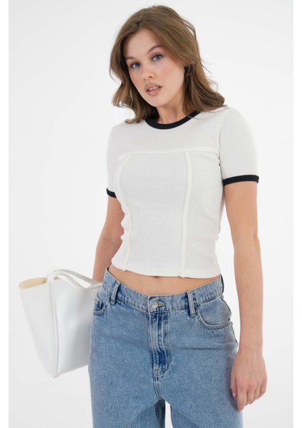 Beyaz Yaka ve Kol Garni Detaylı Biyeli Fitilli Örme Crop Bluz fırsatları
