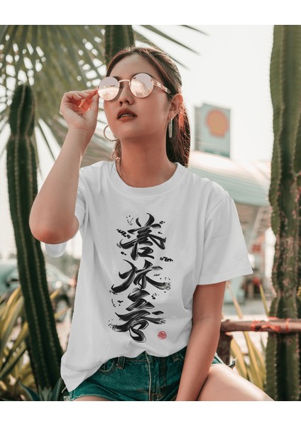 Kadın Beyaz Tişört – Japon Kaligrafi Baskılı, Şık ve Minimalist Tasarım