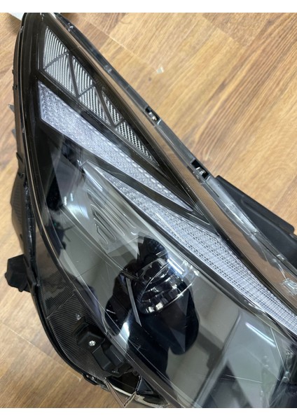 Hyundai Elantra Sağ Far Lambası Ledli Beyinli Tip 2021-2023 fiyatları