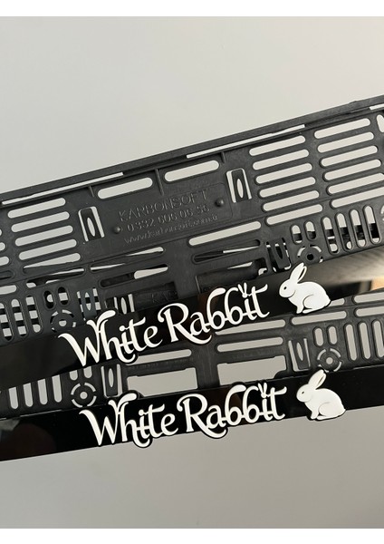White Rabbit Temalı Araç Plakalığı - Şık ve Dayanıklı Tasarım