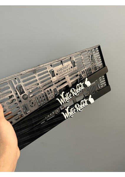 White Rabbit Temalı Araç Plakalığı - Şık ve Dayanıklı Tasarım fırsatları