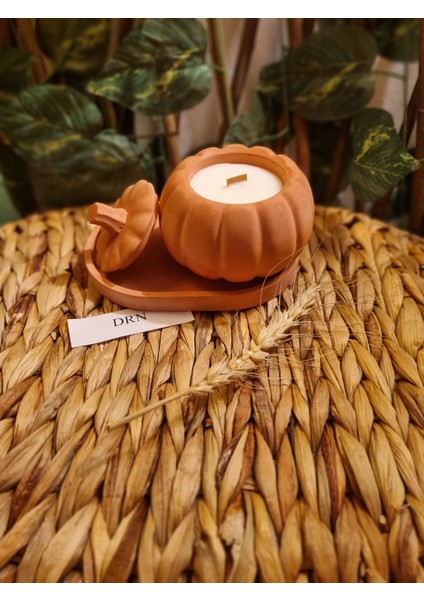 Sunum Tabaklı, Kiremit Renkli, Balkabağı Şekilli, Tarçın Kokulu, Ahşap Fitilli Mum