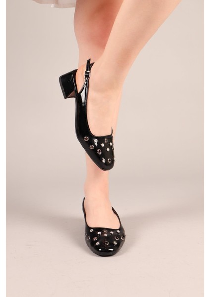 Breezy Kuş Gözü Taşlı Rugan Alçak Topuklu Ayakkabı Siyah fırsatları