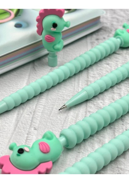 Denizatı Başlıklı Yeşil Renk 0.7 mm Uçlu Versatil Kurşun Kalem