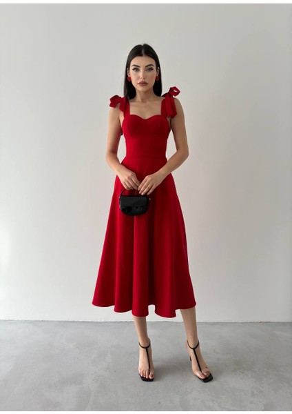 Kalp Yaka Fiyonk Askılı Kloş Midi Elbise