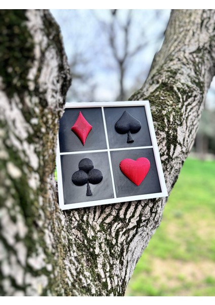 3D Katmanlı Oyun Kartı Tablosu - Duvara Asılabilir, Dekoratif Poker Temalı Çerçeve