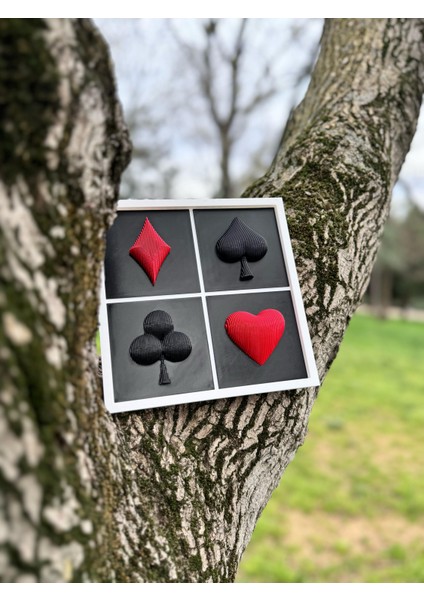 3D Katmanlı Oyun Kartı Tablosu - Duvara Asılabilir, Dekoratif Poker Temalı Çerçeve