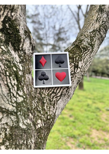 3D Katmanlı Oyun Kartı Tablosu - Duvara Asılabilir, Dekoratif Poker Temalı Çerçeve