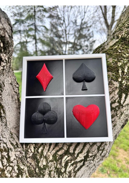 3D Katmanlı Oyun Kartı Tablosu - Duvara Asılabilir, Dekoratif Poker Temalı Çerçeve