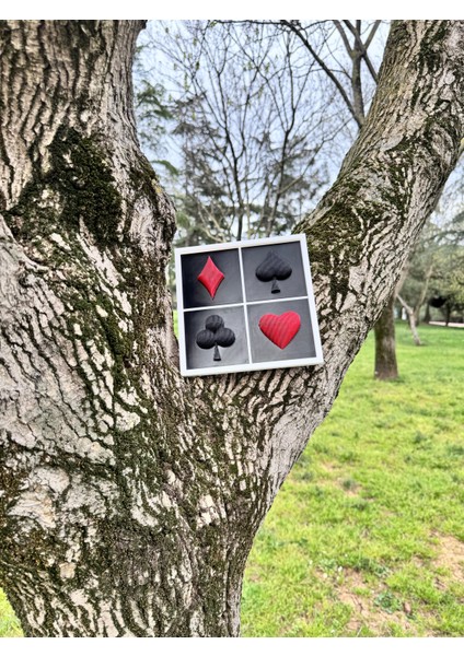 3D Katmanlı Oyun Kartı Tablosu - Duvara Asılabilir, Dekoratif Poker Temalı Çerçeve