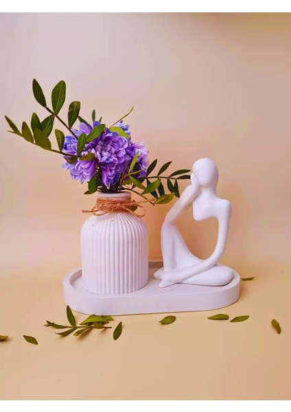Minimalist Heykel ve Vazo Seti – Dekoratif El Yapımı Beton Tepsi Üzerinde Estetik Tasarım