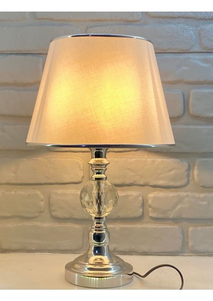 Krom Ayaklı Büyük Kristal Taşlı Krom Şeritli Beyaz Kumaş Şapkalı Abajur Masa Lambası fiyatları