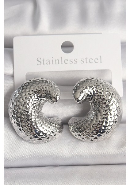 Pirinç Gümüş Renk Yılan Sırtı Işlemeli Yarım Halka Model Kadın Küpe