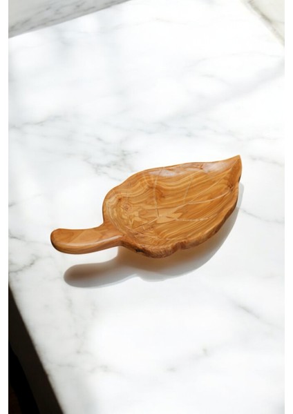 Olive Crafted Kişiye Özel Zeytin Ağacı El Oyması Yaprak Desenli Sunum Tabağı