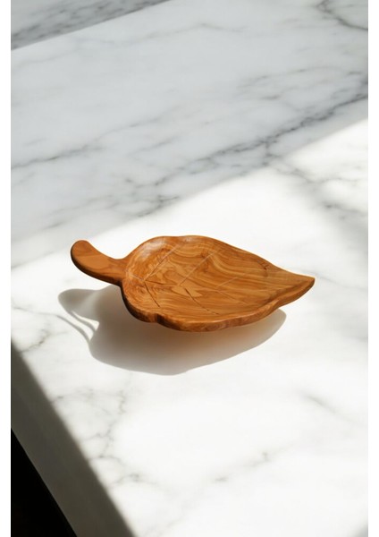 Olive Crafted Kişiye Özel Zeytin Ağacı El Oyması Yaprak Desenli Sunum Tabağı modelleri