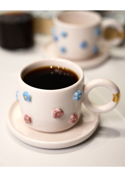 Mavi & Kırmızı Papatya Temalı 24K Altın Süslemeli Seramik Mug