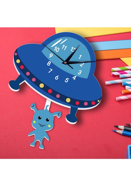 Sallanan Sarkaçlı Uzaylı Desenli Çocuk Odası Duvar Saati