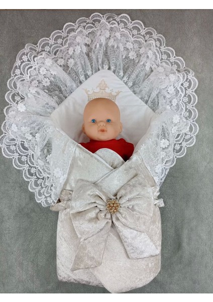 Yenidoğan Sar Kadife Taç Nakışlı Inci Fiyonklu Çift Dantel Duvak Trilüks Kundak Bebek Battaniyesi Vizon- Ekru fiyatları