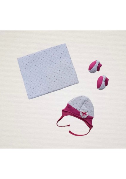 Yenidoğan Baskılı Double Face Şapka ve Patikli 3lü Bebek Battaniye Takımı Fuşya