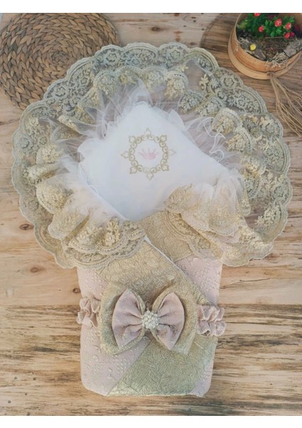 Yenidoğan Kabartma Desenli Gold Çift Güpürlü ve Fiyonklu Bebek Battaniyesi Kundak Gold