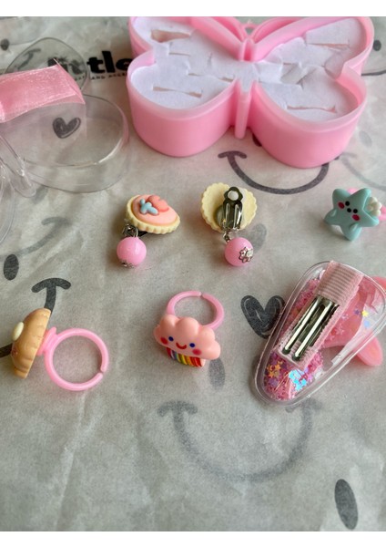 Kız Çocuk Pembe Fiyonklu Kelebek Kutulu Sıkıştırmalı Küpe Ayarlanabilir Yüzük ve Yan Toka Bijuteri Seti modelleri