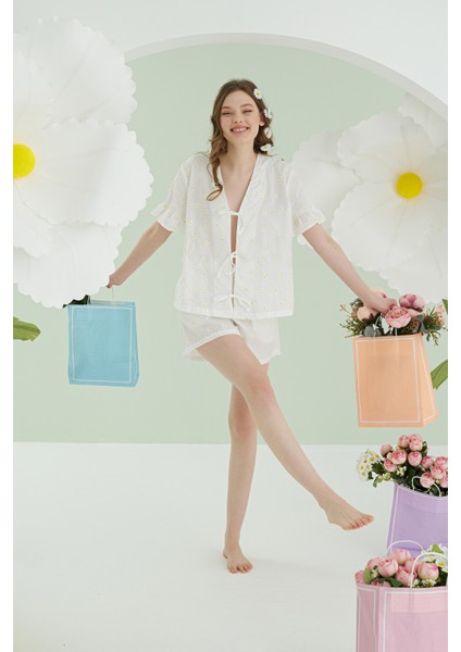 Beyaz Papatya Şortlu Önden Bağlamalı Pijama Takımı fırsatları