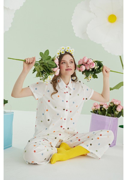 Beyaz Çiçekli Önden Düğmeli Pijama Takımı